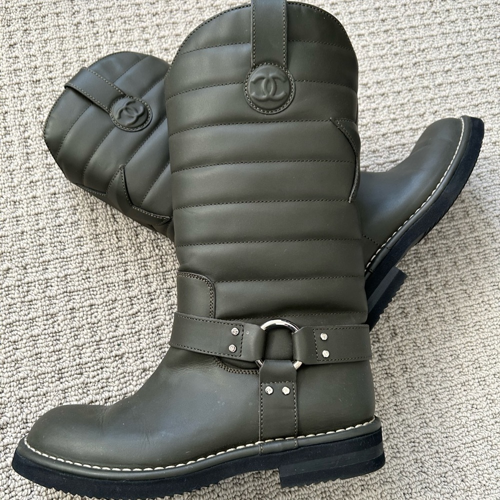 CHANEL boots